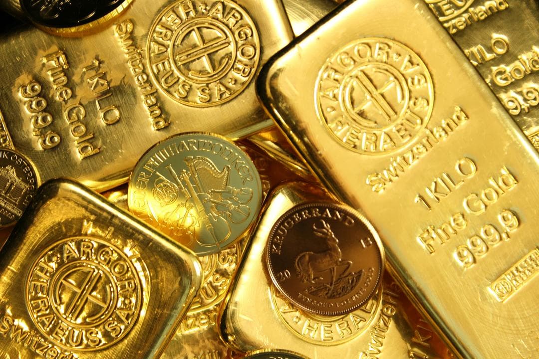 One-kilogram fine gold bars and gold bullion coins
